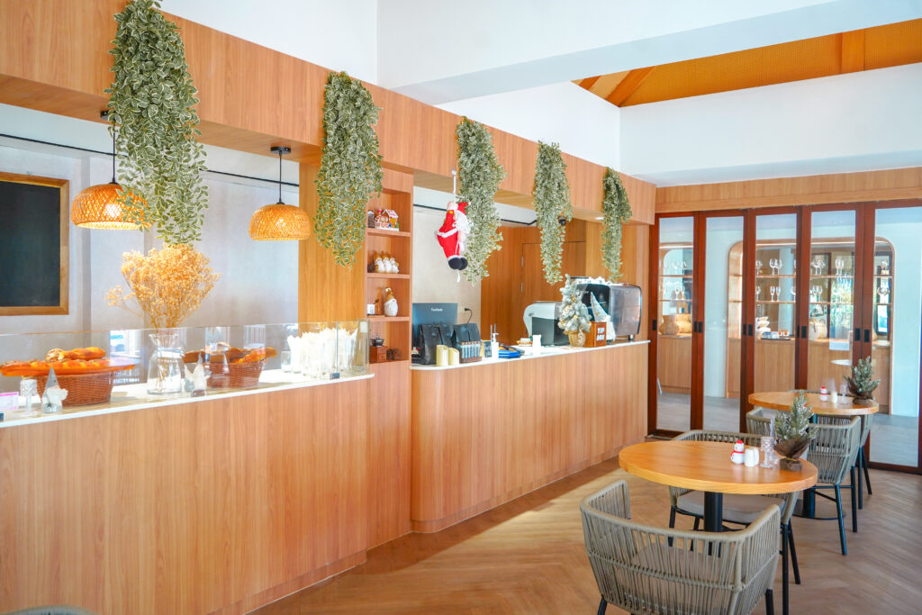 Manow Bistro & Bar